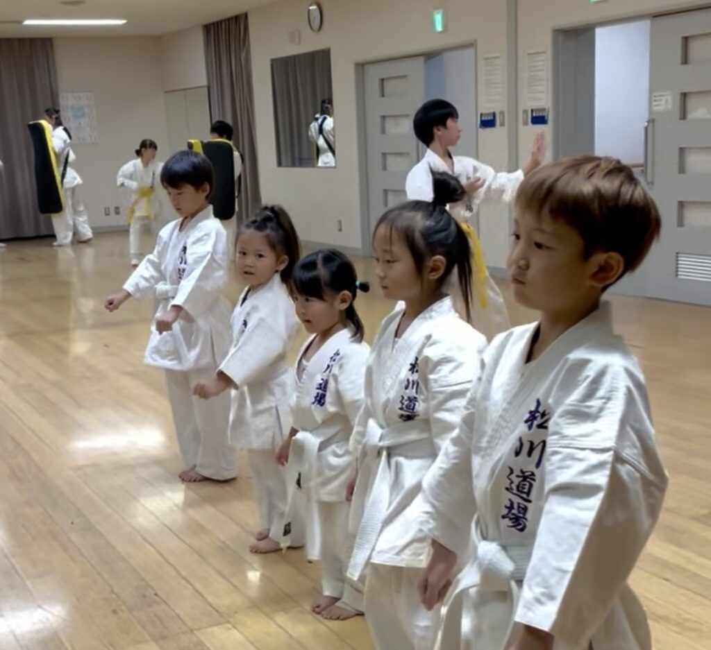 積極的に関わる。