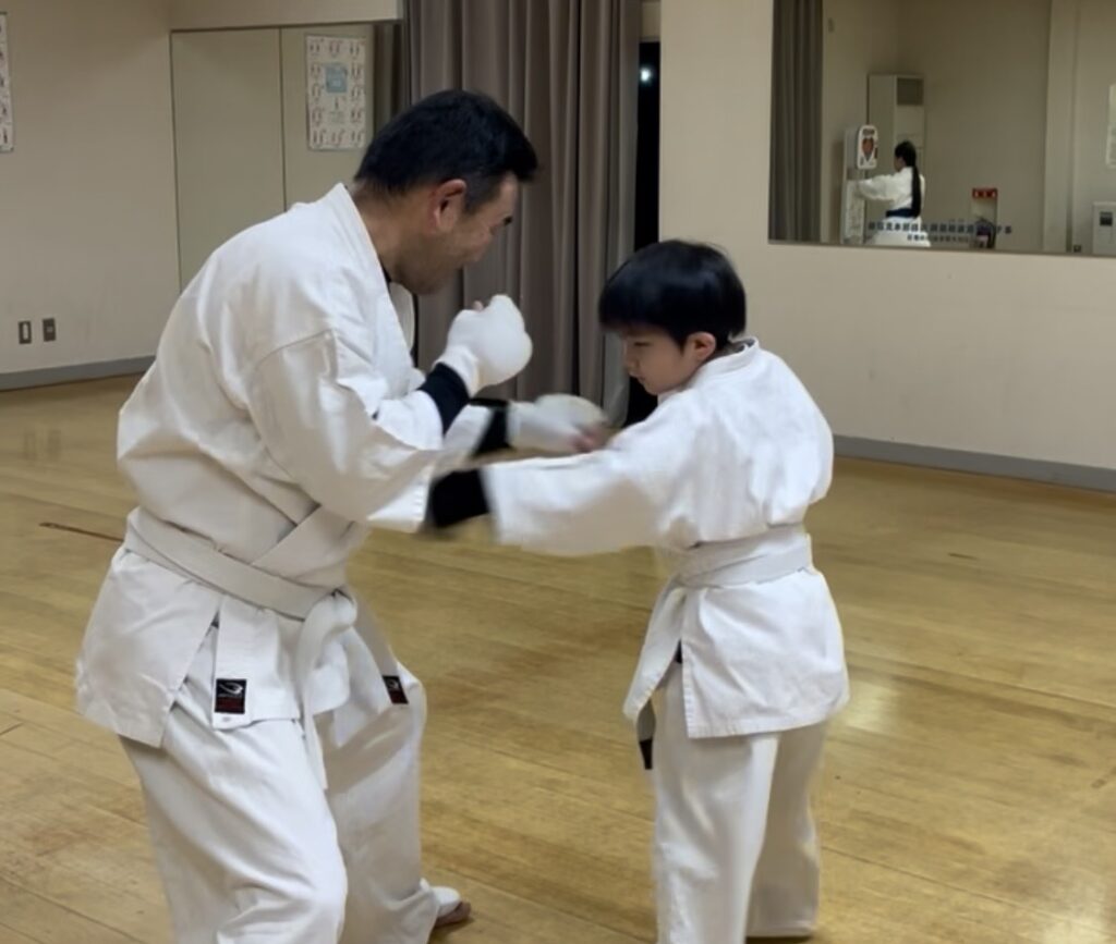 枕をおさえる。