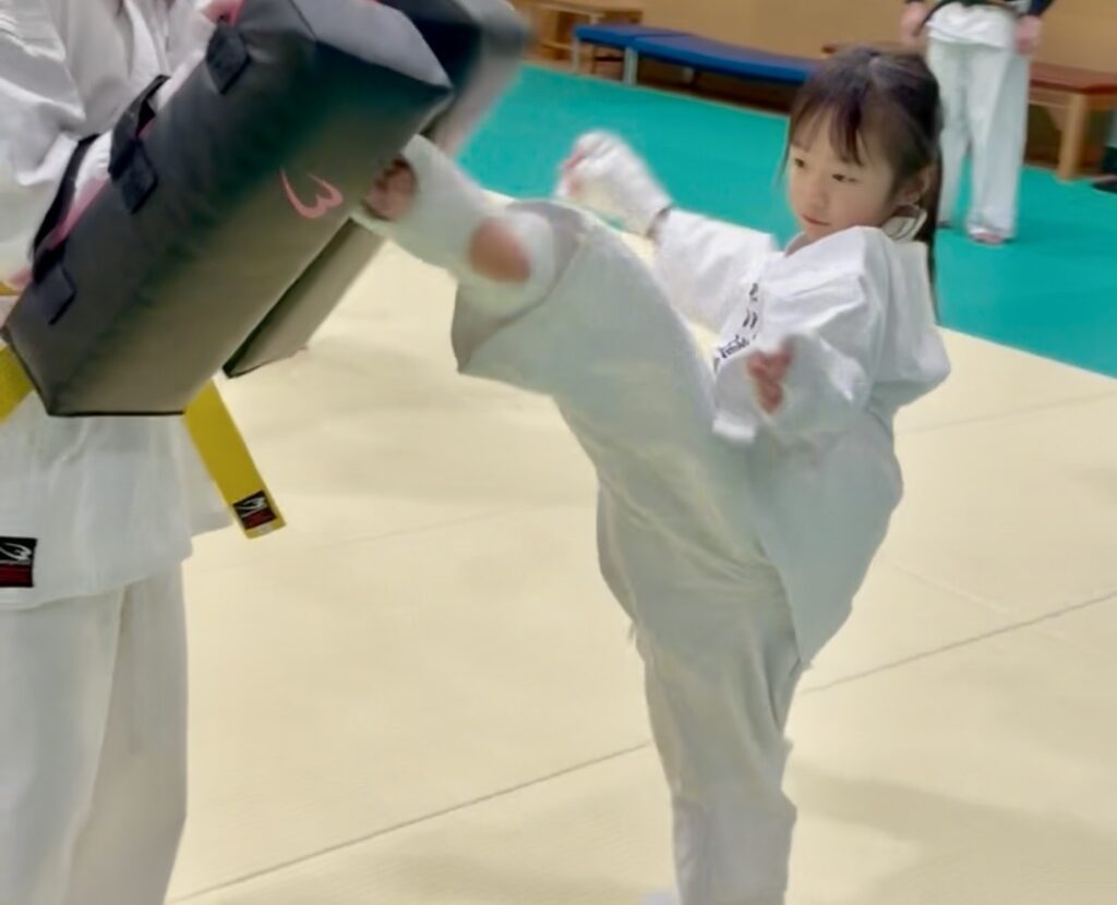 未来へ向かって、蹴り込み連射！